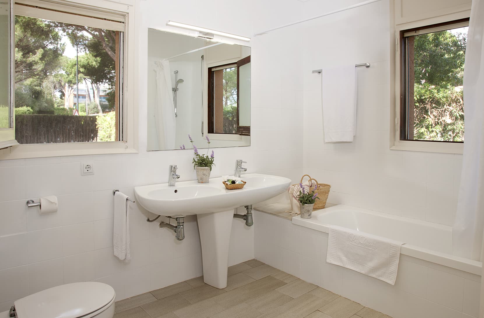 galeria/villes/villa3_bany-complet_dutxa_banyera.jpg