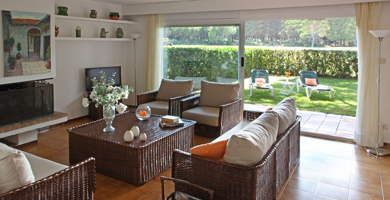 habitacions/villa1_i_2/Villa2_Salon_vistajardin.jpg