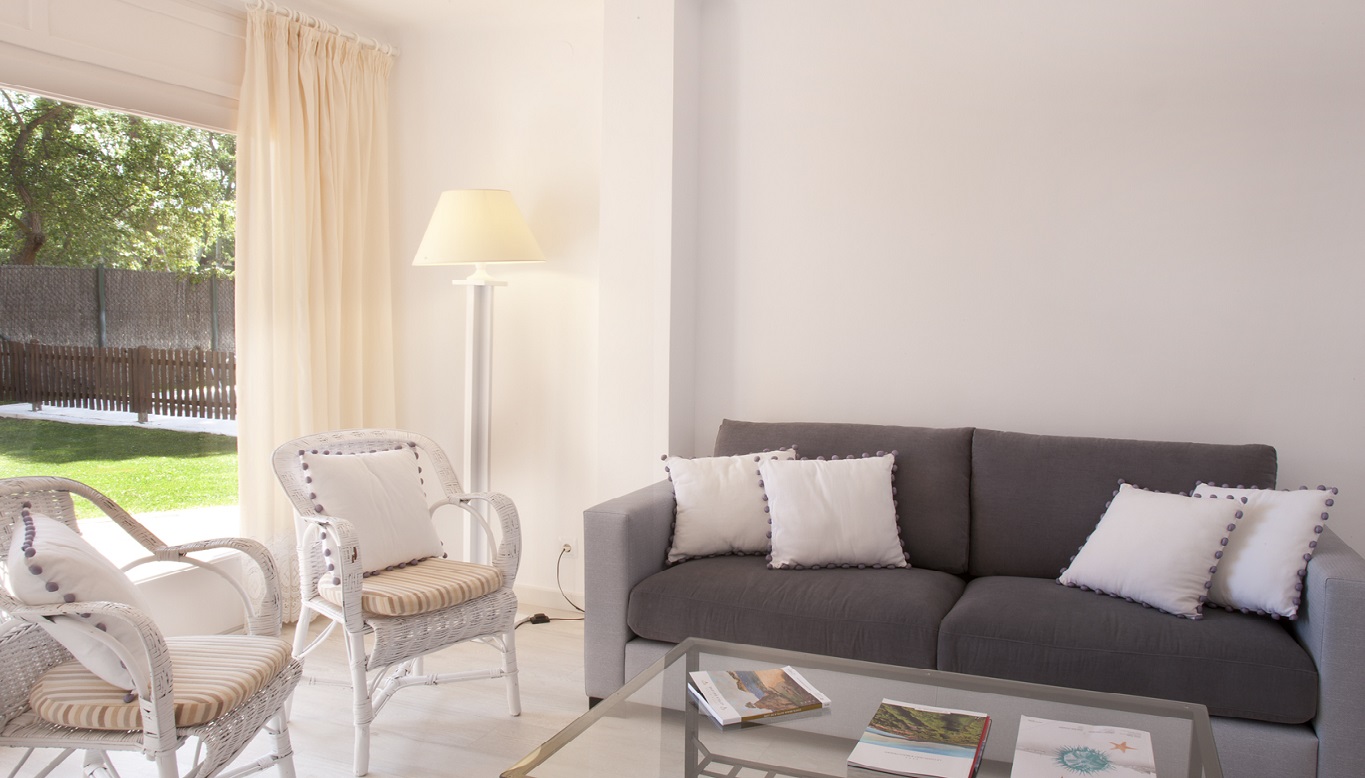 habitacions/villa3-/villa3_salaestar_sofa_pb_web.jpg