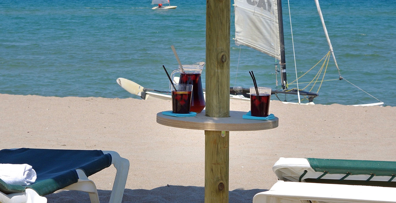 restaurants/beachclub/Havana-Beach_Sangria-Playa-tumbonas.jpg